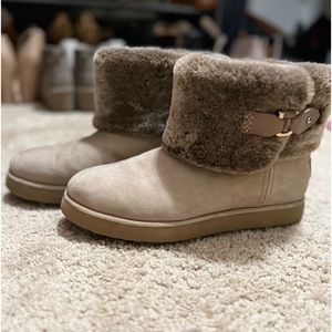 UGG classic boot! Soft fur & leather buckle. Very comfortable!